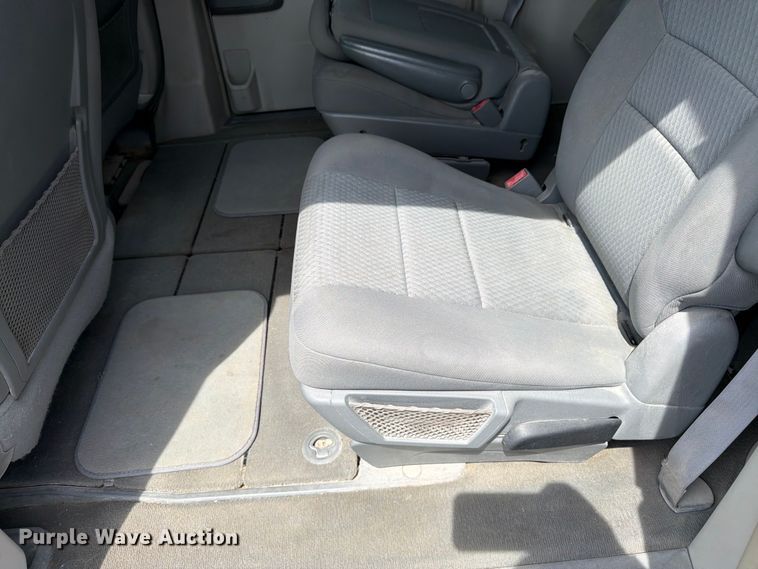 image for item FK3074 2010 Chrysler Town And Country LX van