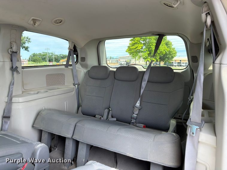 image for item FK3074 2010 Chrysler Town And Country LX van