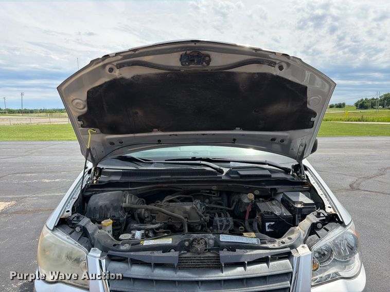 image for item FK3074 2010 Chrysler Town And Country LX van