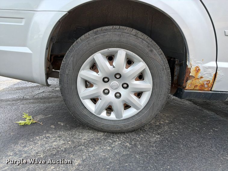 image for item FK3074 2010 Chrysler Town And Country LX van
