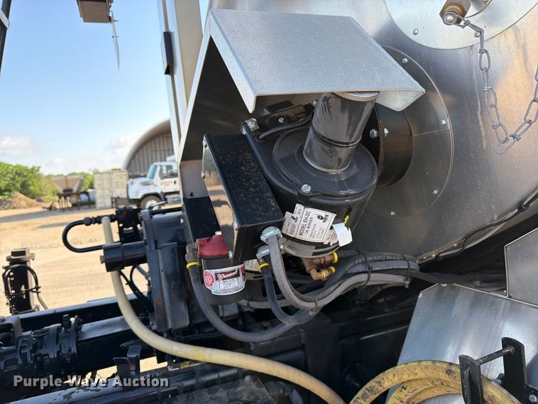 image for item FK3105 2020 Peterbilt 337 oil distributor truck