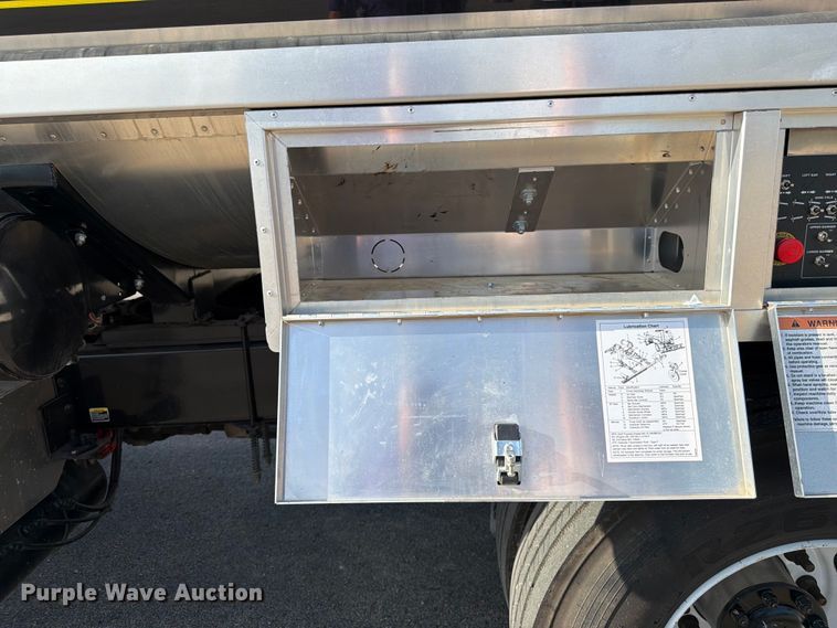 image for item FK3105 2020 Peterbilt 337 oil distributor truck