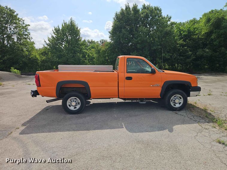 image for item FN5698 2004 Chevrolet Silverado 2500 HD pickup truck