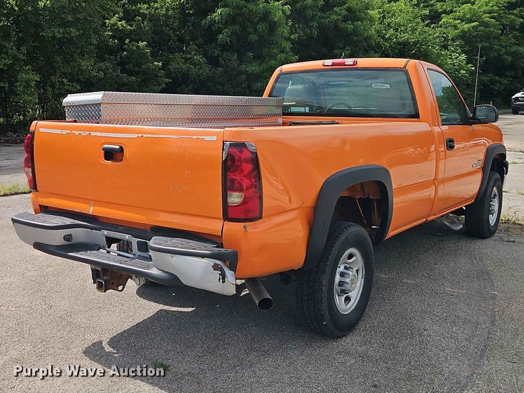 image for item FN5698 2004 Chevrolet Silverado 2500 HD pickup truck