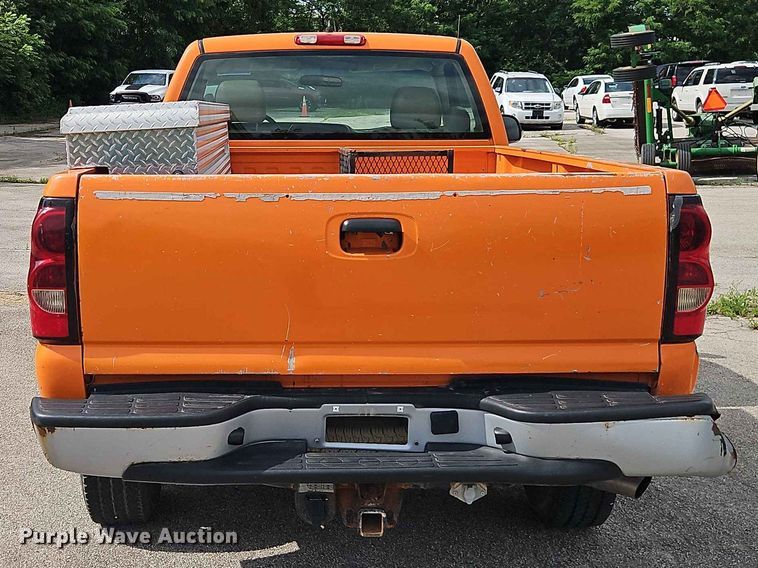 image for item FN5698 2004 Chevrolet Silverado 2500 HD pickup truck