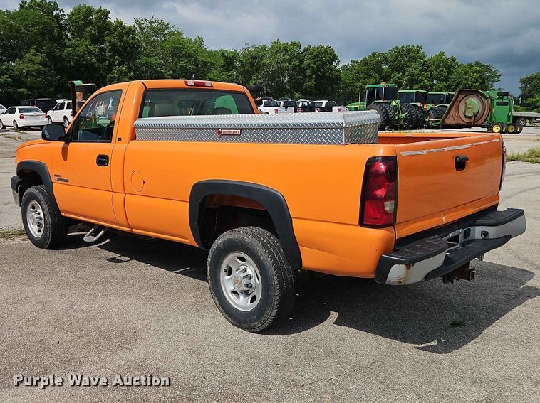 image for item FN5698 2004 Chevrolet Silverado 2500 HD pickup truck