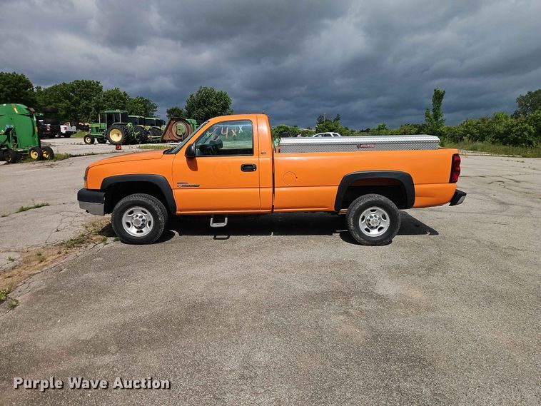 image for item FN5698 2004 Chevrolet Silverado 2500 HD pickup truck