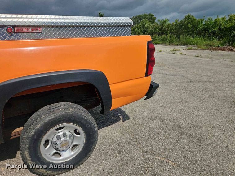 image for item FN5698 2004 Chevrolet Silverado 2500 HD pickup truck