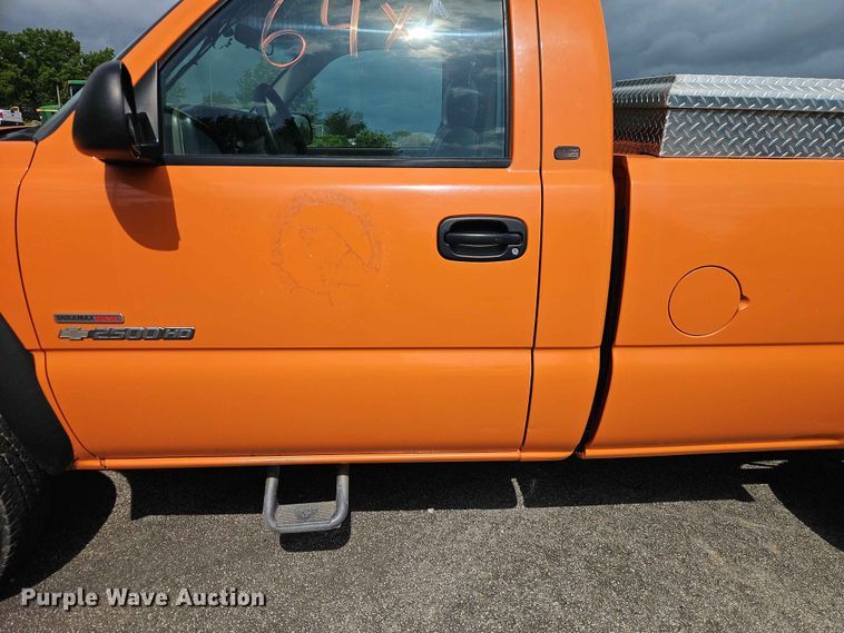 image for item FN5698 2004 Chevrolet Silverado 2500 HD pickup truck