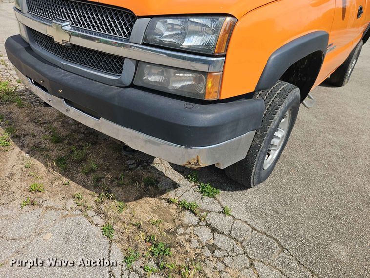 image for item FN5698 2004 Chevrolet Silverado 2500 HD pickup truck