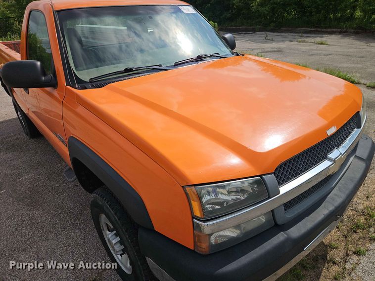image for item FN5698 2004 Chevrolet Silverado 2500 HD pickup truck