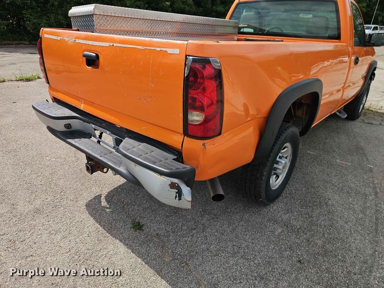 image for item FN5698 2004 Chevrolet Silverado 2500 HD pickup truck