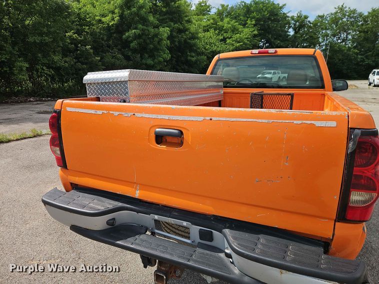 image for item FN5698 2004 Chevrolet Silverado 2500 HD pickup truck