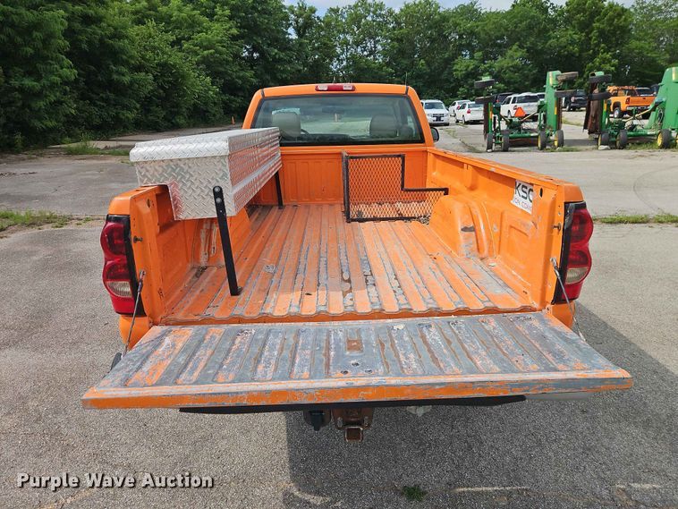 image for item FN5698 2004 Chevrolet Silverado 2500 HD pickup truck