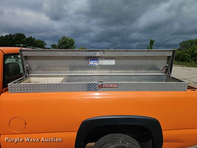 image for item FN5698 2004 Chevrolet Silverado 2500 HD pickup truck