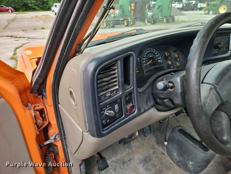 image for item FN5698 2004 Chevrolet Silverado 2500 HD pickup truck
