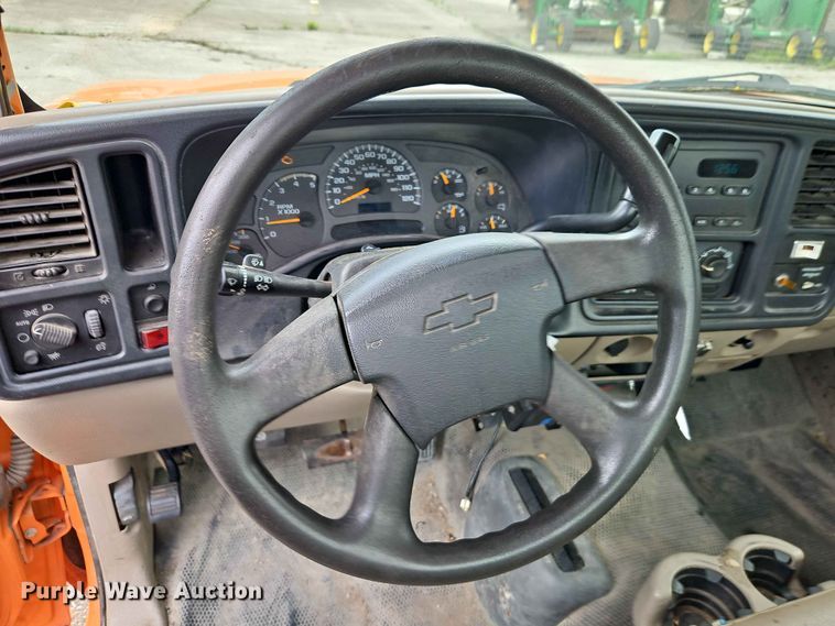 image for item FN5698 2004 Chevrolet Silverado 2500 HD pickup truck