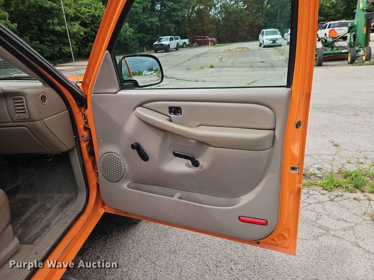 image for item FN5698 2004 Chevrolet Silverado 2500 HD pickup truck