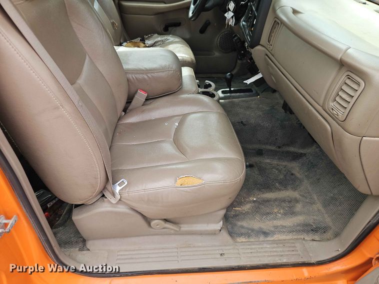 image for item FN5698 2004 Chevrolet Silverado 2500 HD pickup truck