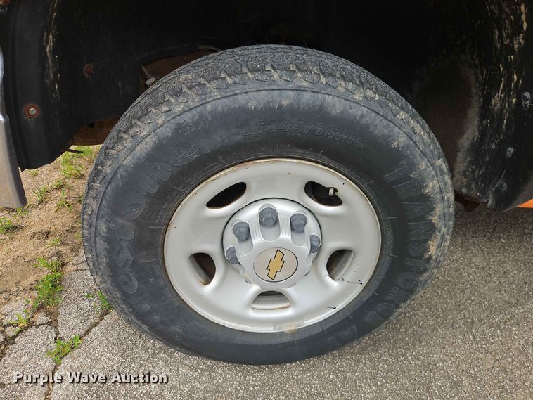 image for item FN5698 2004 Chevrolet Silverado 2500 HD pickup truck