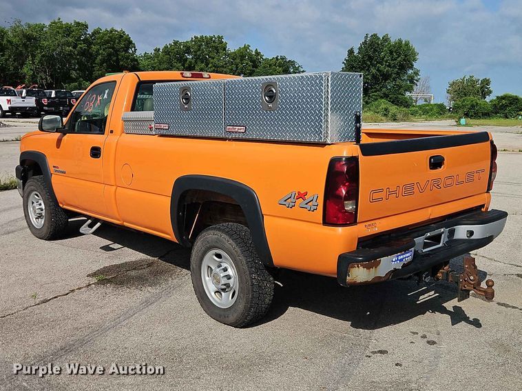 image for item FN5700 2004 Chevrolet Silverado 2500HD pickup truck