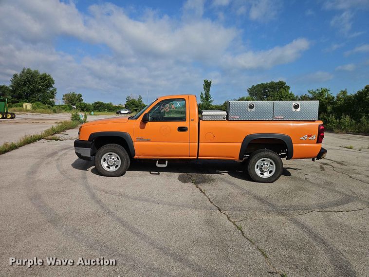 image for item FN5700 2004 Chevrolet Silverado 2500HD pickup truck