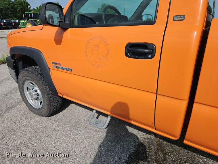 image for item FN5700 2004 Chevrolet Silverado 2500HD pickup truck