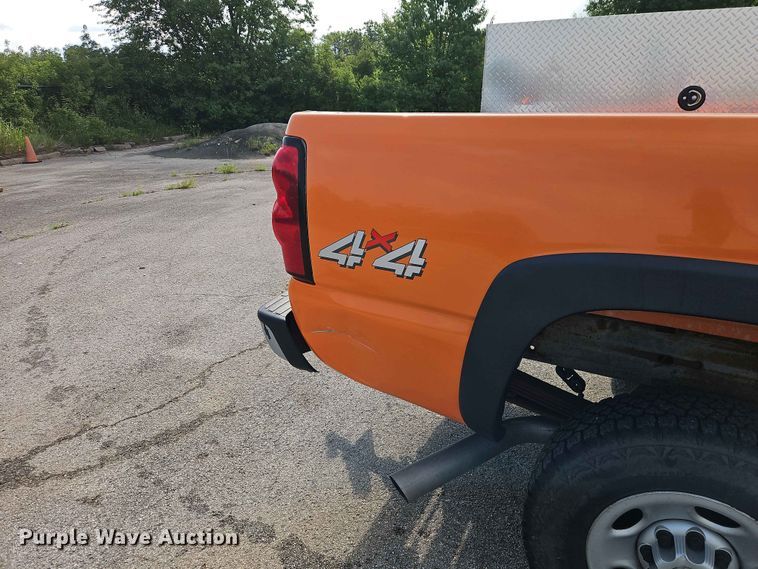 image for item FN5700 2004 Chevrolet Silverado 2500HD pickup truck