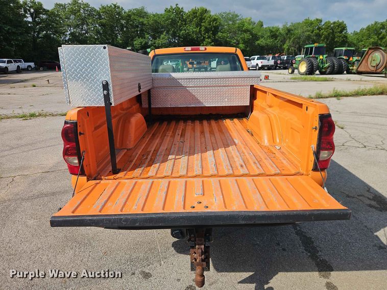 image for item FN5700 2004 Chevrolet Silverado 2500HD pickup truck