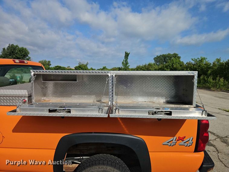 image for item FN5700 2004 Chevrolet Silverado 2500HD pickup truck