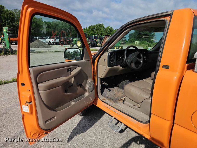image for item FN5700 2004 Chevrolet Silverado 2500HD pickup truck
