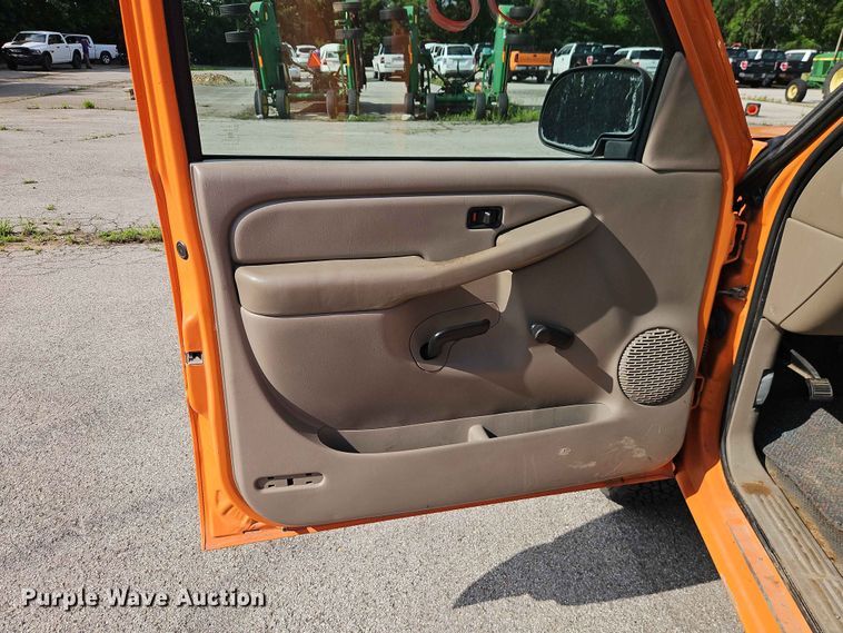 image for item FN5700 2004 Chevrolet Silverado 2500HD pickup truck