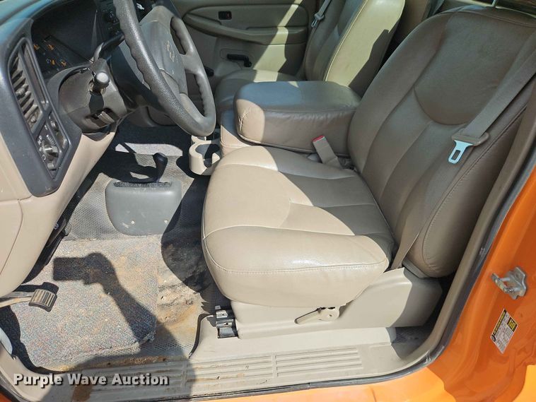 image for item FN5700 2004 Chevrolet Silverado 2500HD pickup truck