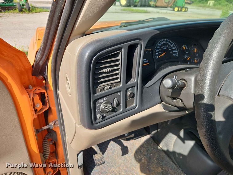 image for item FN5700 2004 Chevrolet Silverado 2500HD pickup truck