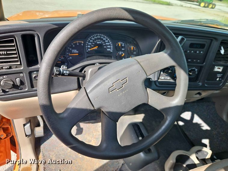 image for item FN5700 2004 Chevrolet Silverado 2500HD pickup truck