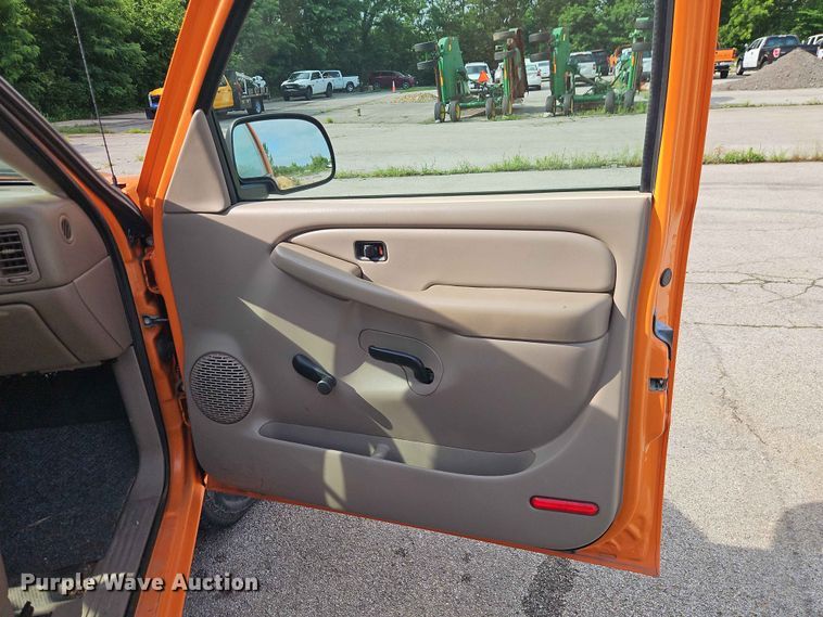 image for item FN5700 2004 Chevrolet Silverado 2500HD pickup truck