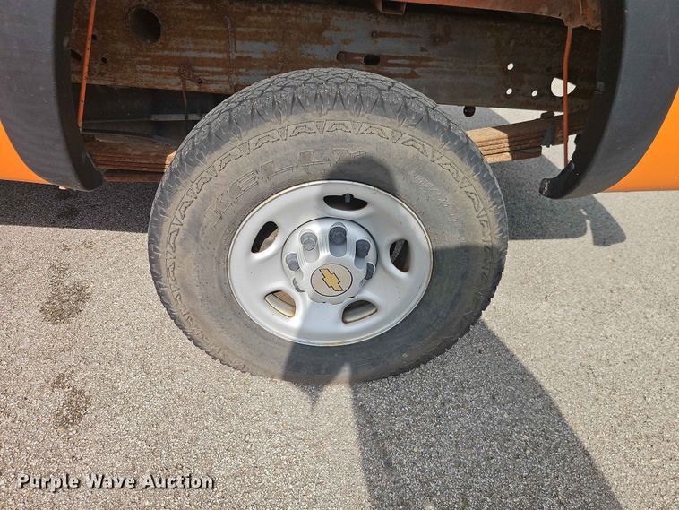 image for item FN5700 2004 Chevrolet Silverado 2500HD pickup truck