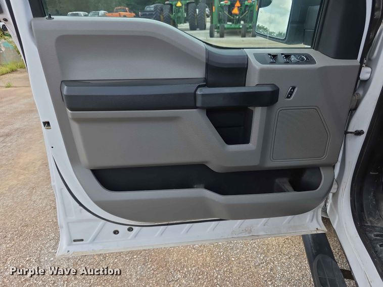 image for item FN5704 2016 Ford F150 XL Crew Cab pickup truck
