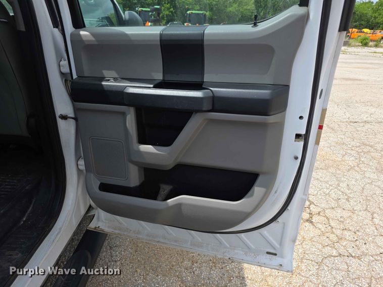 image for item FN5704 2016 Ford F150 XL Crew Cab pickup truck