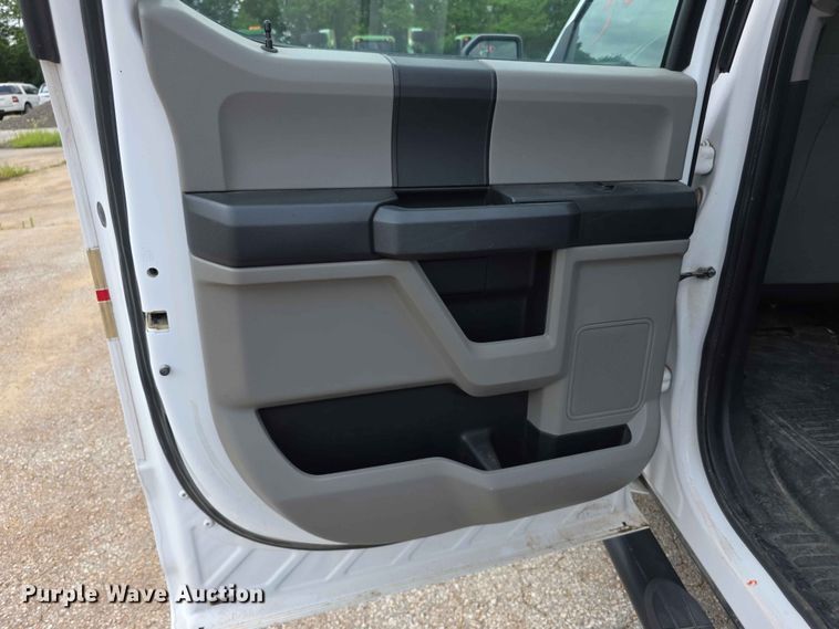 image for item FN5704 2016 Ford F150 XL Crew Cab pickup truck
