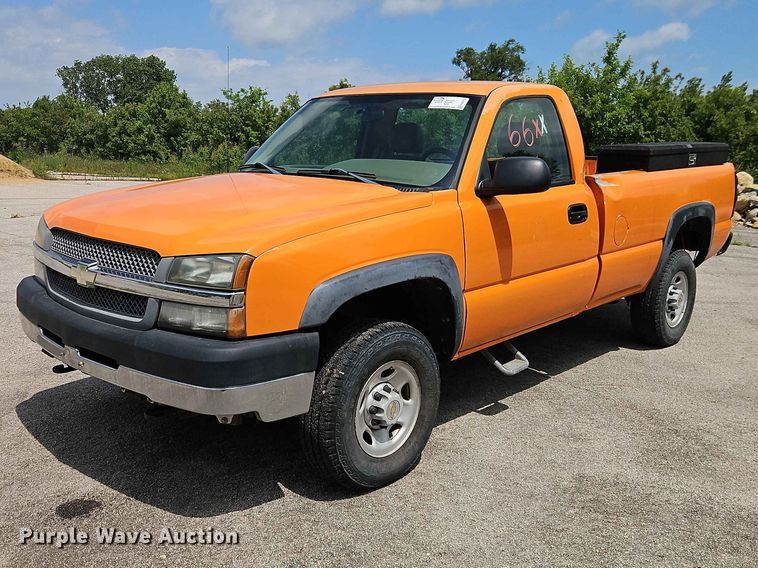 image for item FN5712 2004 Chevrolet Silverado 2500HD pickup truck