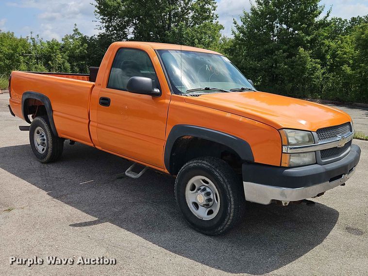image for item FN5712 2004 Chevrolet Silverado 2500HD pickup truck