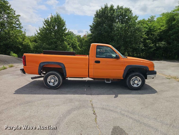 image for item FN5712 2004 Chevrolet Silverado 2500HD pickup truck