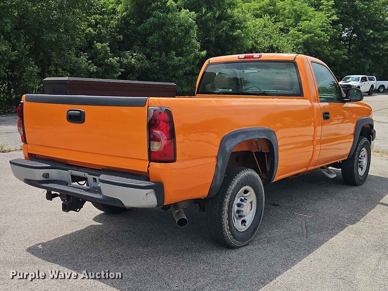 image for item FN5712 2004 Chevrolet Silverado 2500HD pickup truck