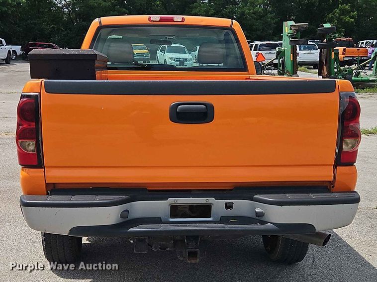 image for item FN5712 2004 Chevrolet Silverado 2500HD pickup truck