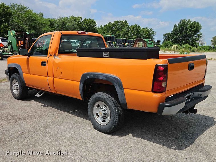 image for item FN5712 2004 Chevrolet Silverado 2500HD pickup truck
