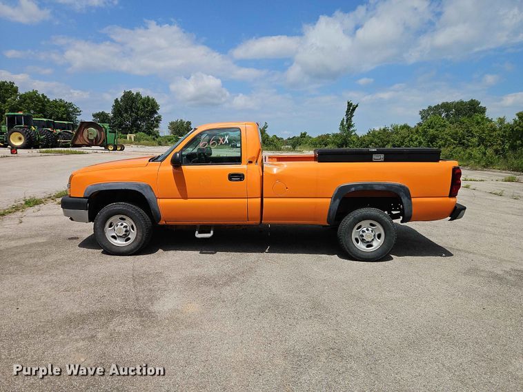 image for item FN5712 2004 Chevrolet Silverado 2500HD pickup truck
