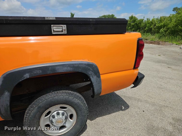 image for item FN5712 2004 Chevrolet Silverado 2500HD pickup truck