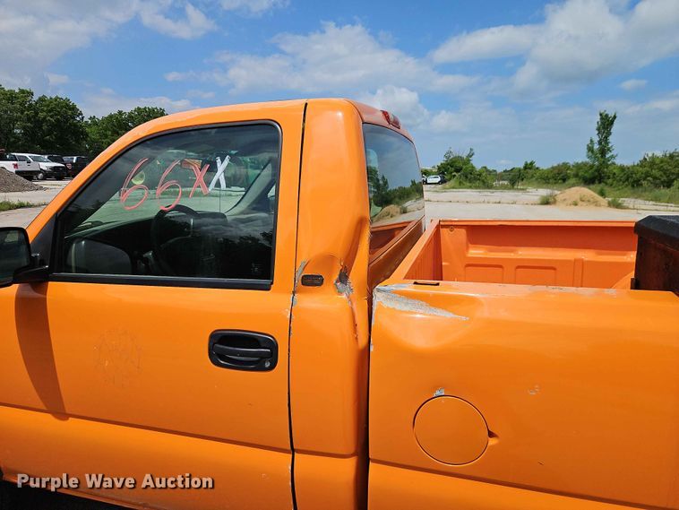 image for item FN5712 2004 Chevrolet Silverado 2500HD pickup truck
