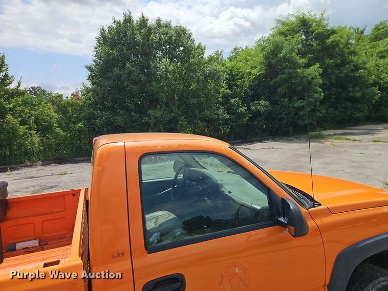 image for item FN5712 2004 Chevrolet Silverado 2500HD pickup truck